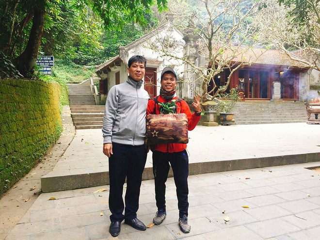 Chàng trai Phú Yên đi bộ xuyên Việt trong 113 ngày đêm chỉ với 100k và 1 cây đàn guitar Chàng trai Phú Yên đi bộ xuyên Việt trong 113 ngày đêm chỉ với 100k và 1 cây đàn guitar